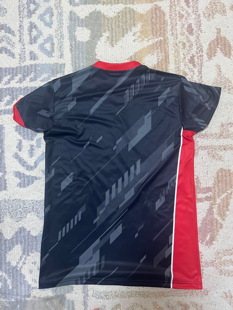 バレーボール用半袖シャツ 黒/赤