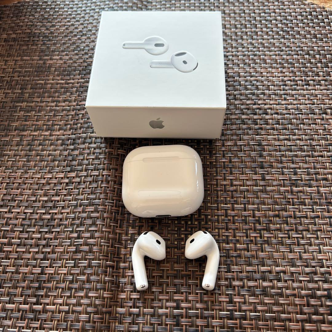 【ほぼ新品】Apple AirPods 4 ANC搭載　本体 ホワイト