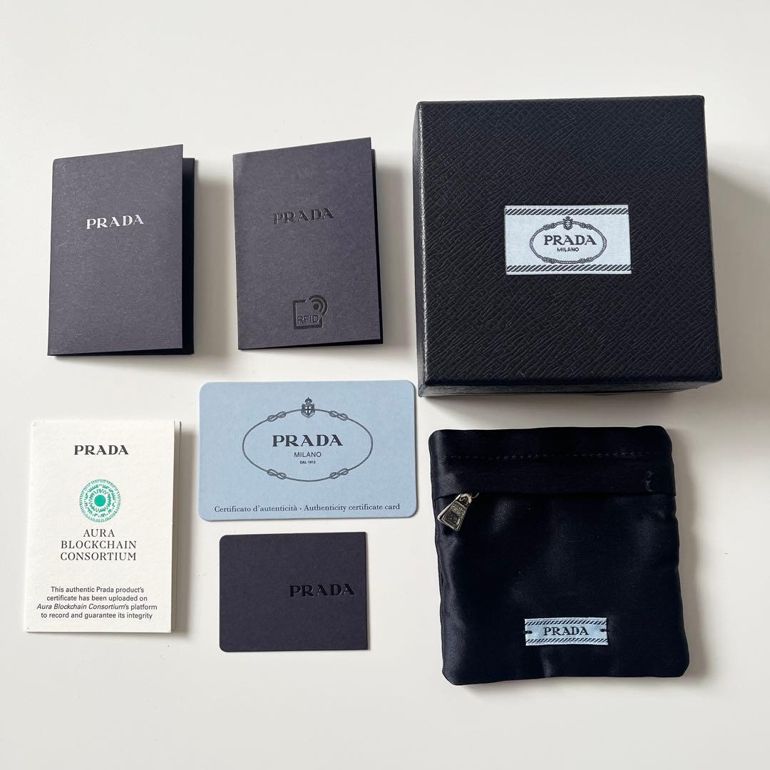 プラダ　カフス　トライアングルロゴ　925　ゴールド　黒　ブラック　2LG095