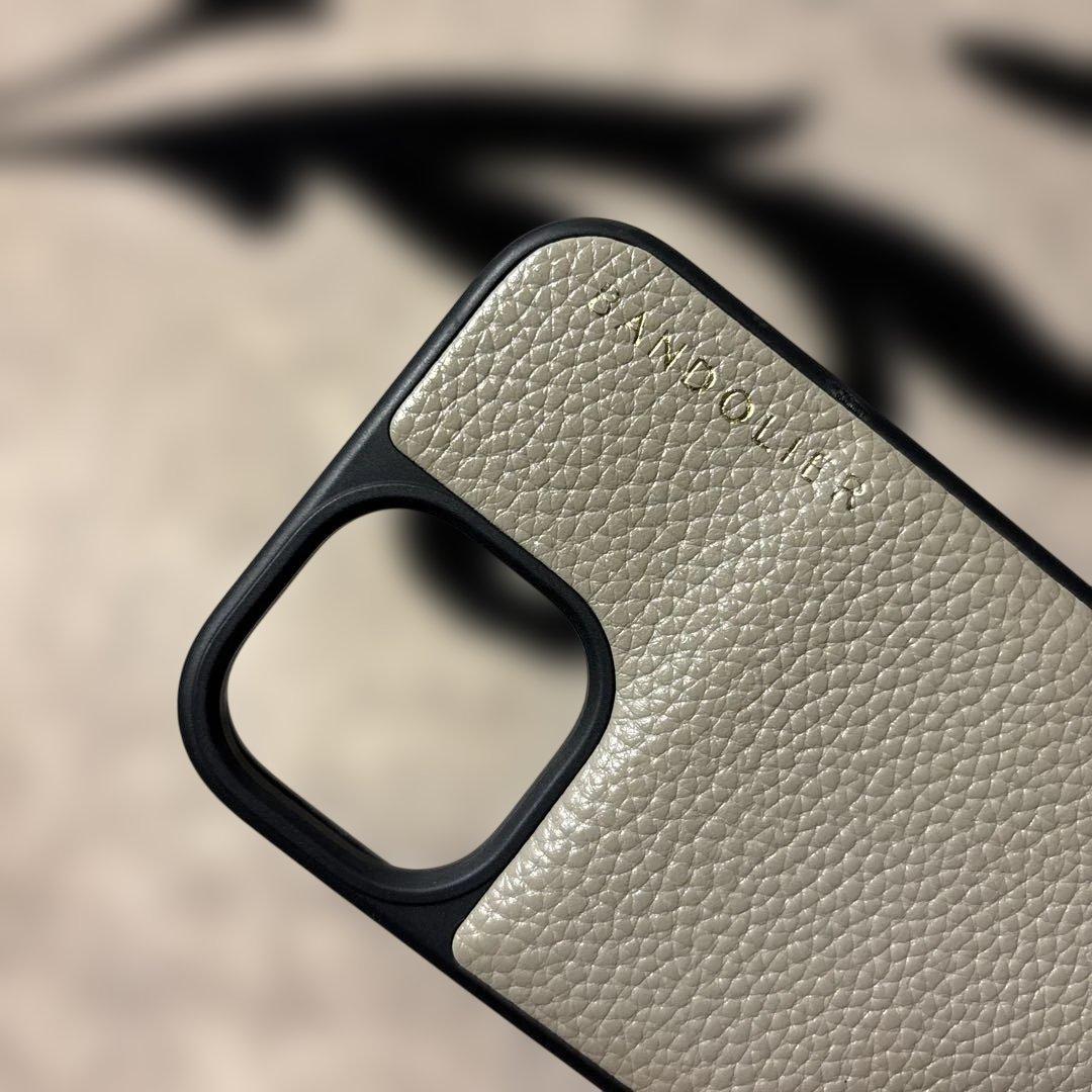 【iPhone15用】BANDOLIER EMMA エマ ライトトープ