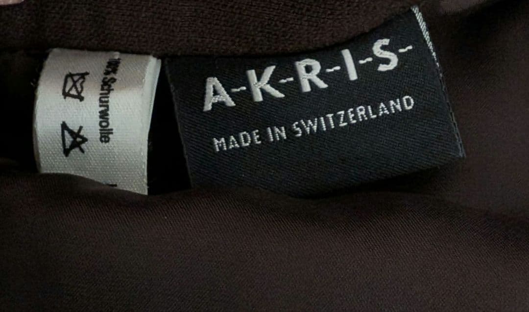 AKRIS　茶色スーツ　38　美品　上品