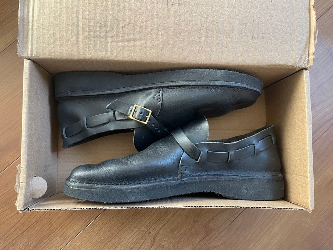 ブラックレザー バックル付きシューズ