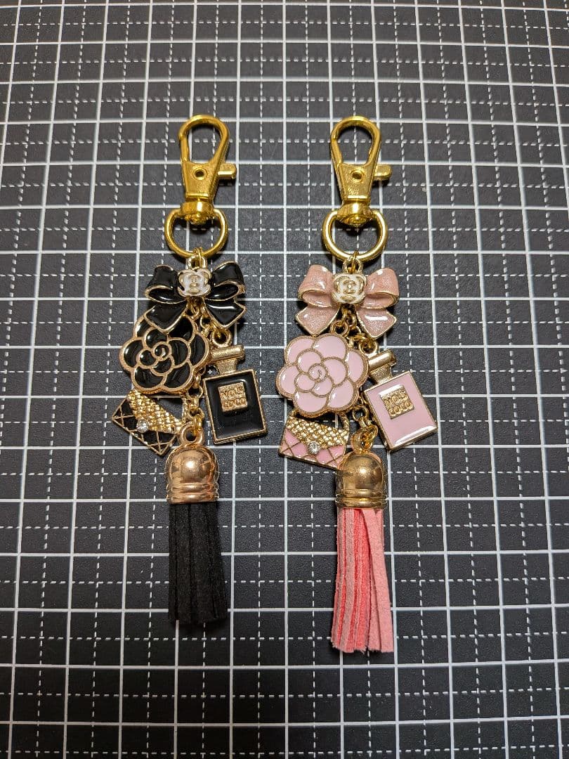 ハンドメイドチャーム　バッグチャーム　カメリア　ミニバッグ　タッセル　黒ピンク