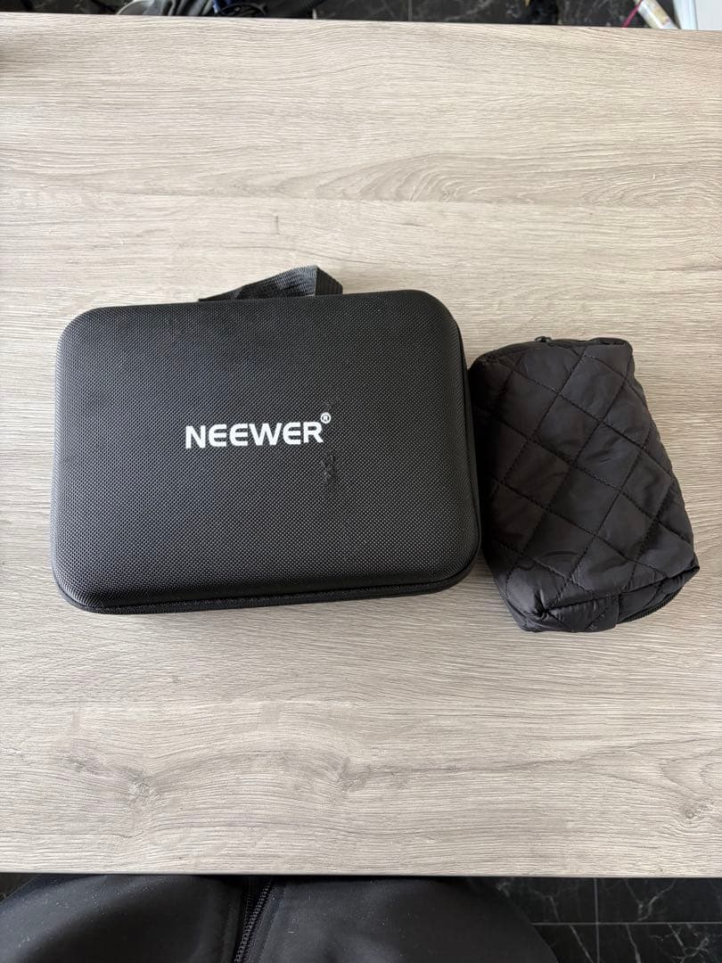 NEEWER F700 カメラモニターマウント付