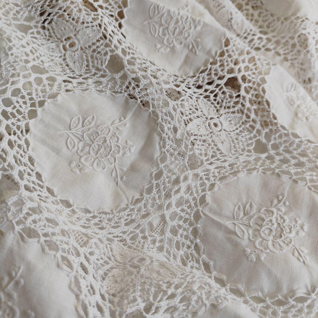 白糸手刺繍　リネンの円形パネル　花刺繍　手編みレース　マルチカバー