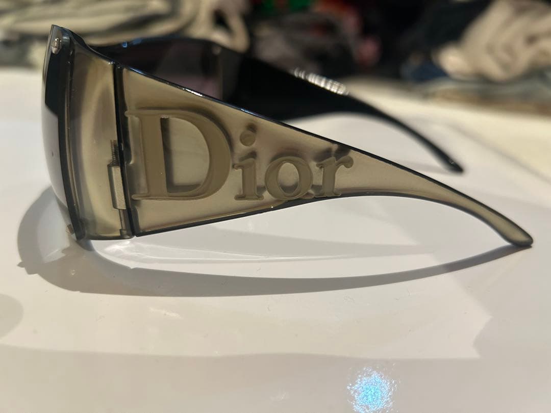 Dior グレー サングラス ロゴ入り