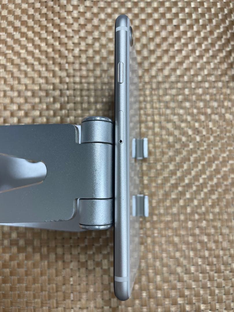 iPhone SE第3世代 64 GBスターライトSIMフリー【3396】