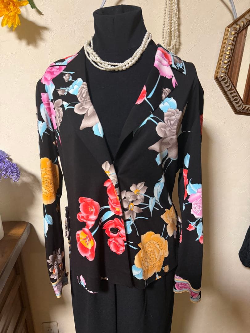 レオナール　黒地に花柄　美しい羽織ジャケット　カーディガン　Mサイズ