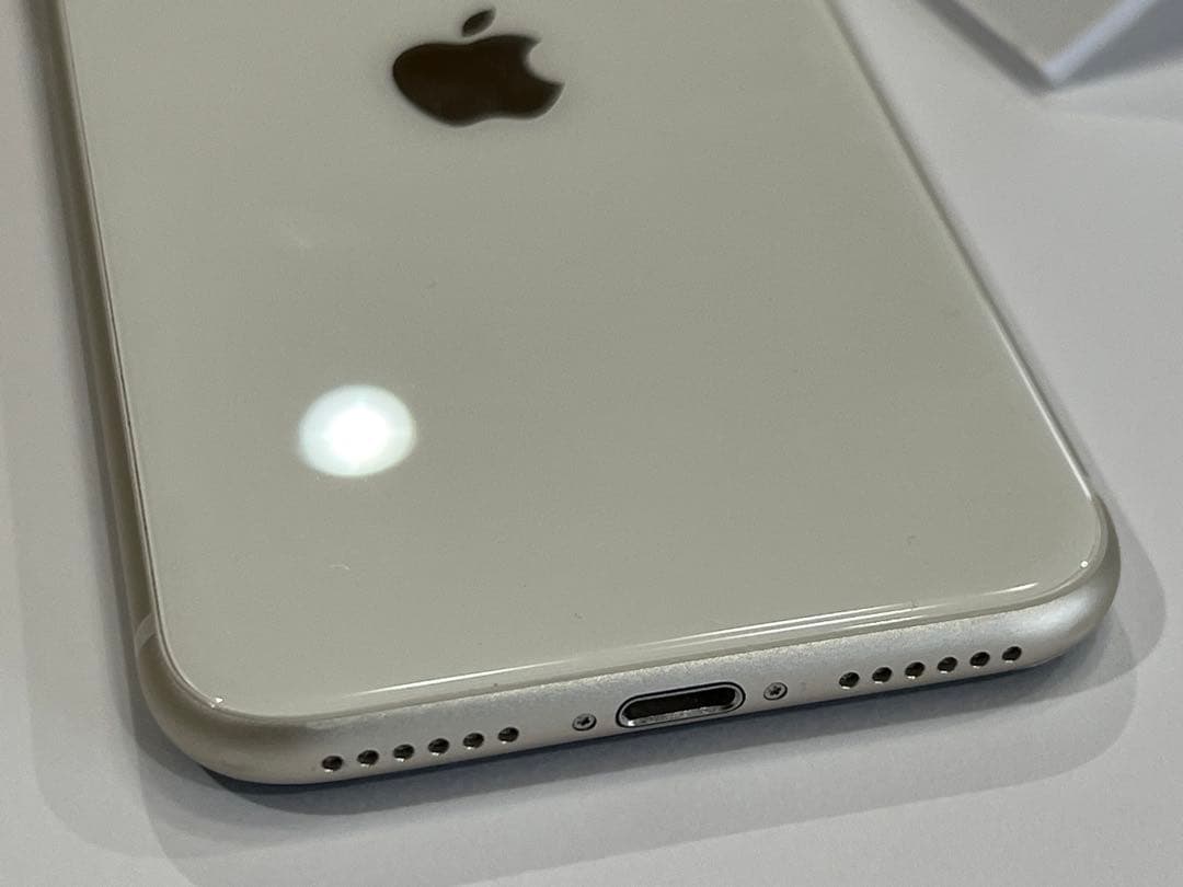 極上品 電池100% iPhone SE3 64GB SIMフリー スターライト
