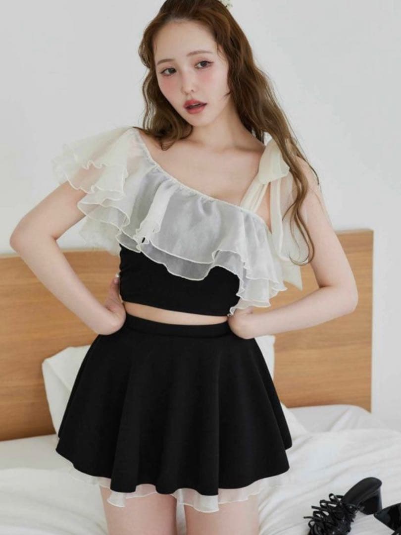 【新品タグ付き】ナイスクラップ　水着　ワンショル　フリル　黒