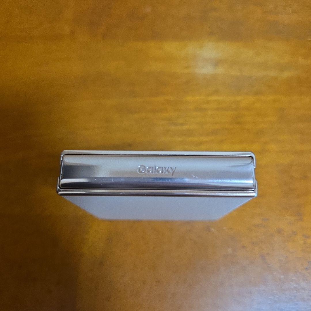 GALAXY ZFlip4 折りたたみ式スマートフォン ホワイト/ブラック