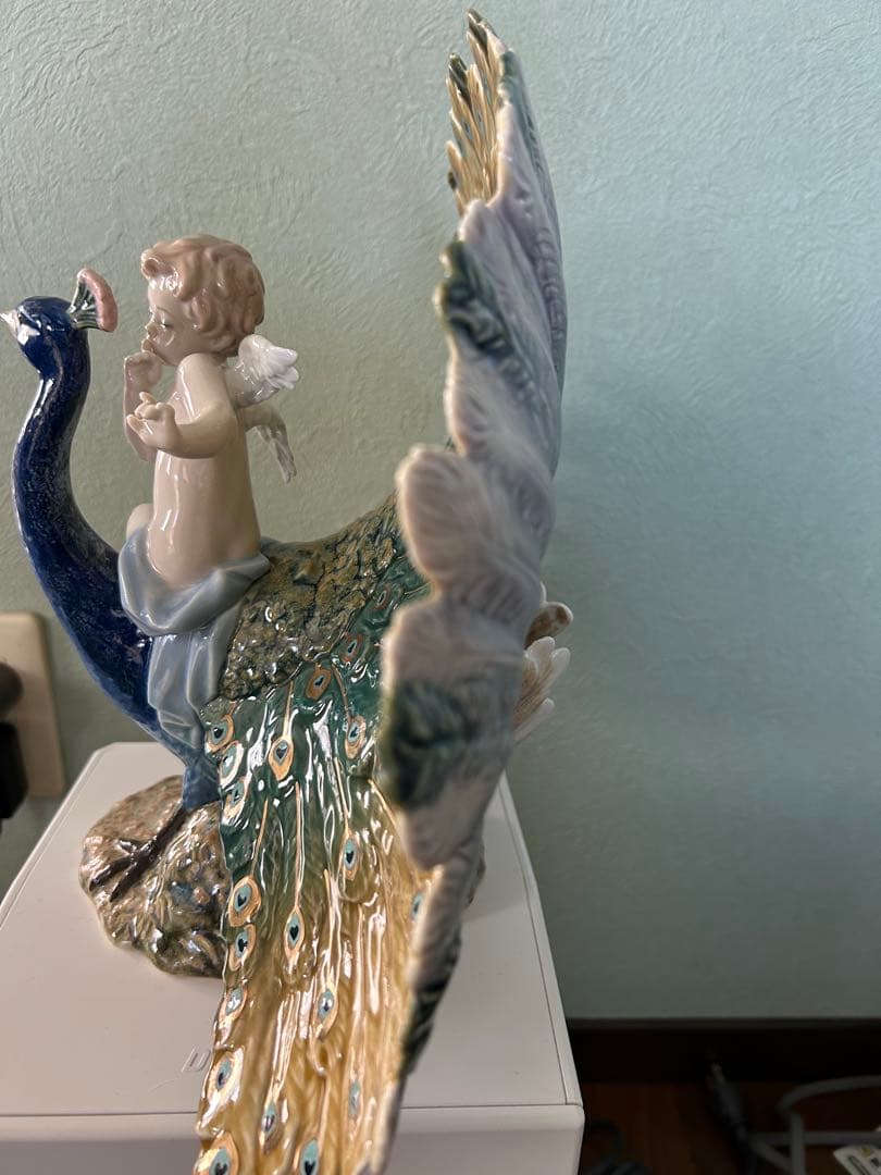 天使と孔雀の陶器置物