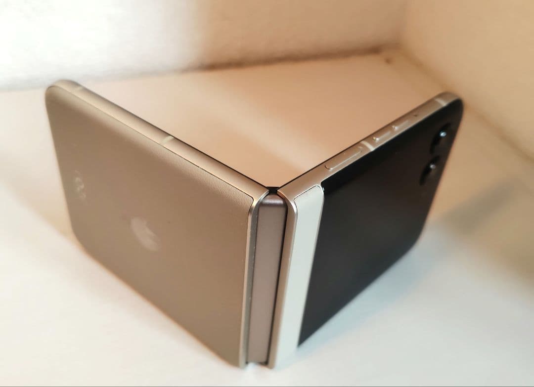 箱有 MOTOROLA razr 50s サンドクリーム