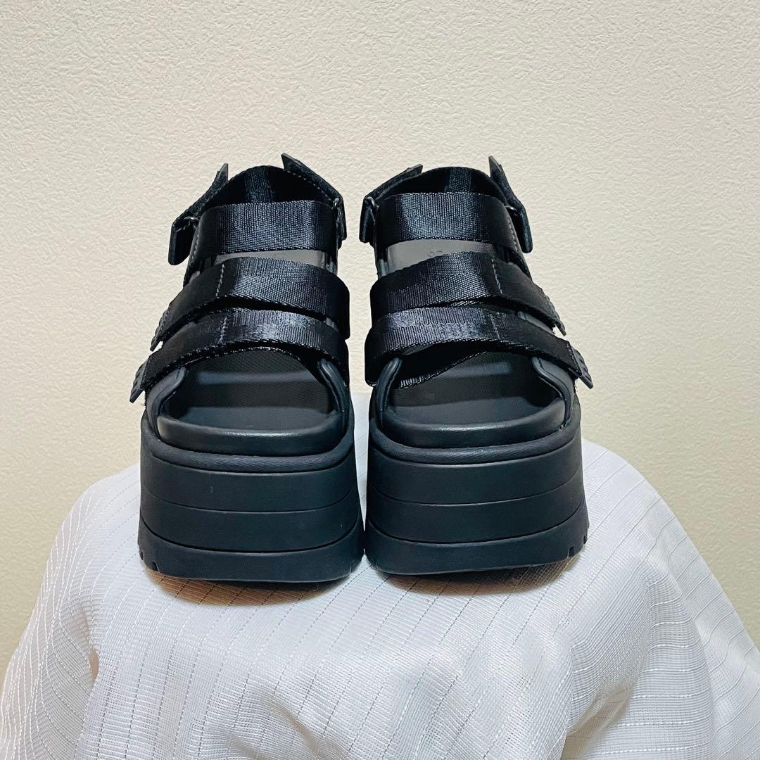 UGG GOLDENRISE 厚底サンダル