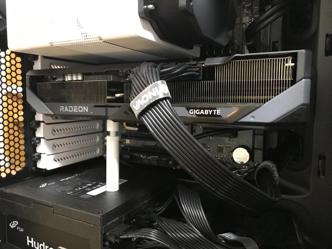 グラフィックボード・グラボ・ビデオカード GIGABYTE Radeon RX9070XT GAMING OC 16G