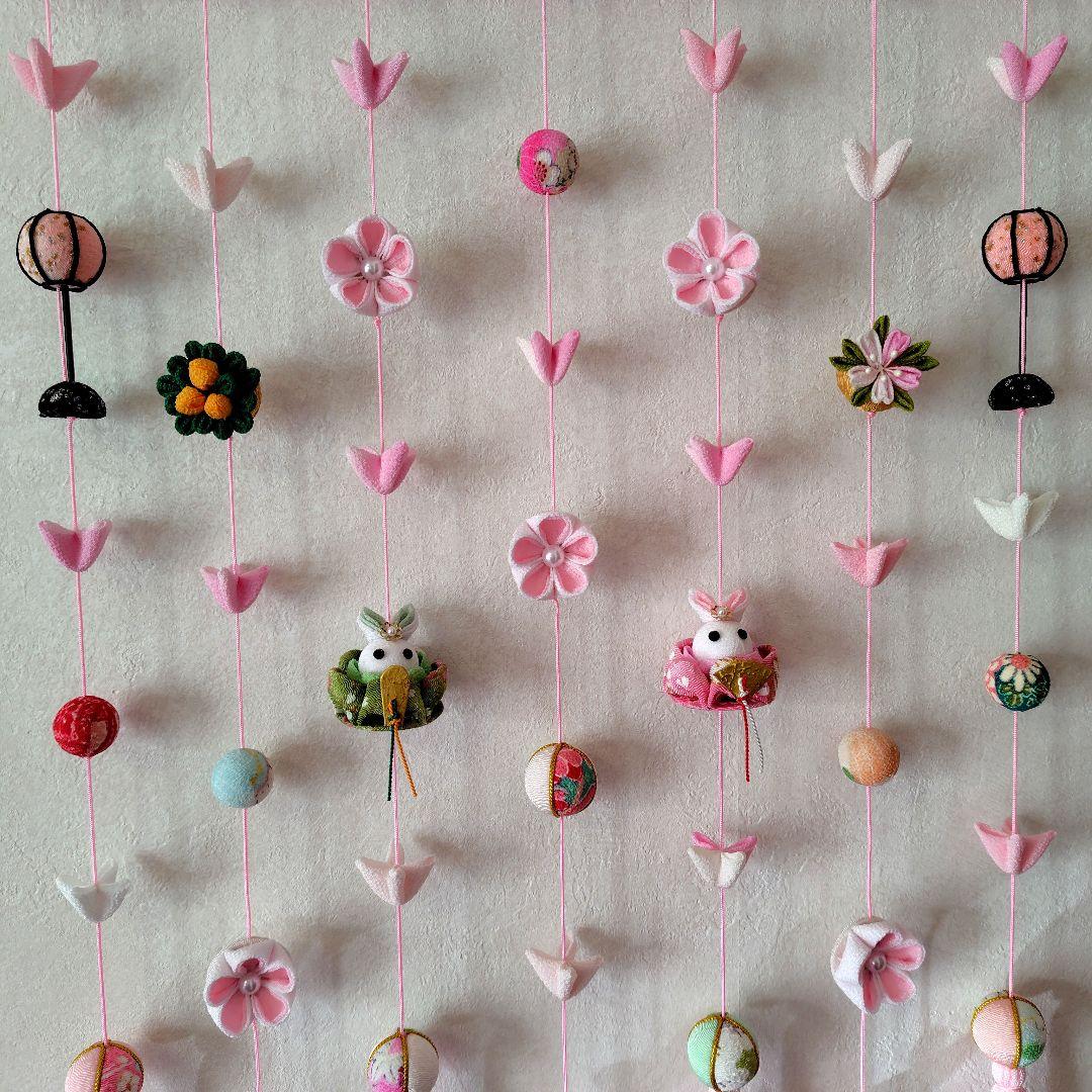 ちりめん細工　お花とまりとうさぎ雛の壁掛け下げ飾り(7下げ)