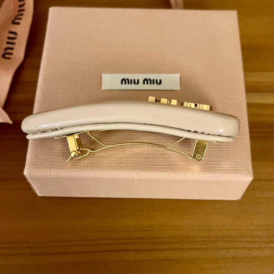 【限定SALE】【正規品】MIU MIU パテントレザーヘアクリップピンク