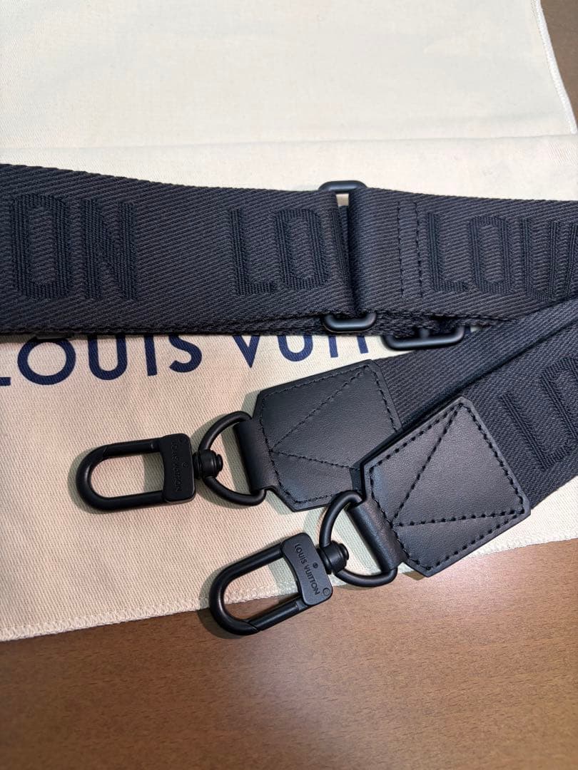 LOUIS VUITTON ブラックショルダーバッグメンズ