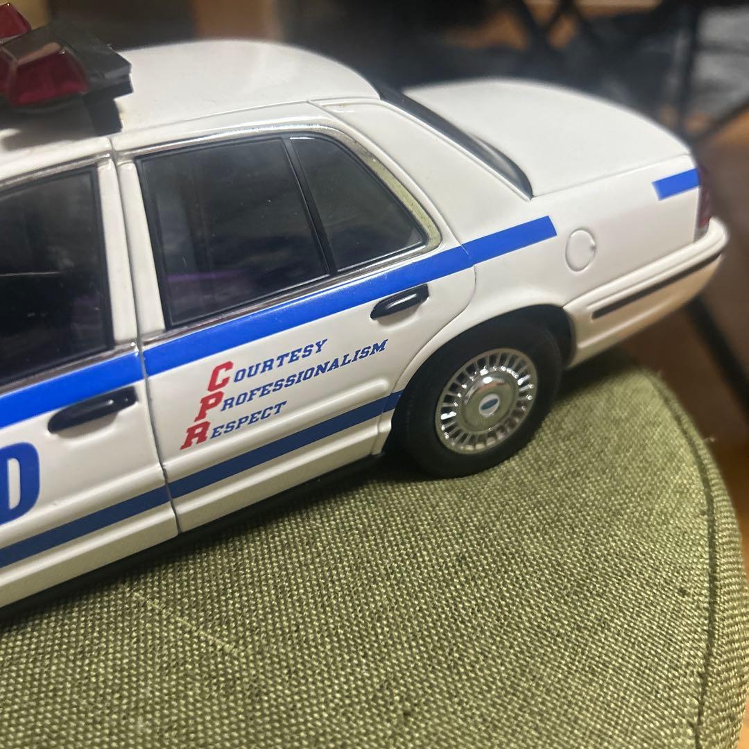 1/18スケール　オートアート　Ford Crown Victoria