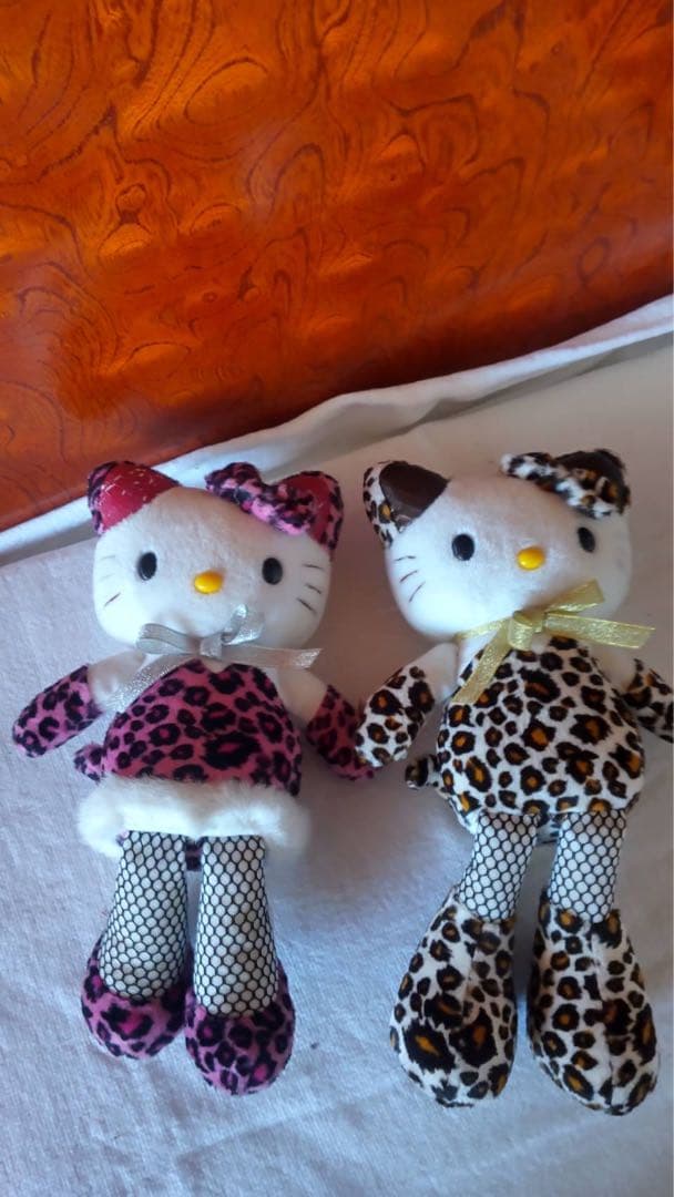 Ts.hs!です☆彡ヒョウ柄キティちゃん２体❣️手製の飾り棚付き‼️
