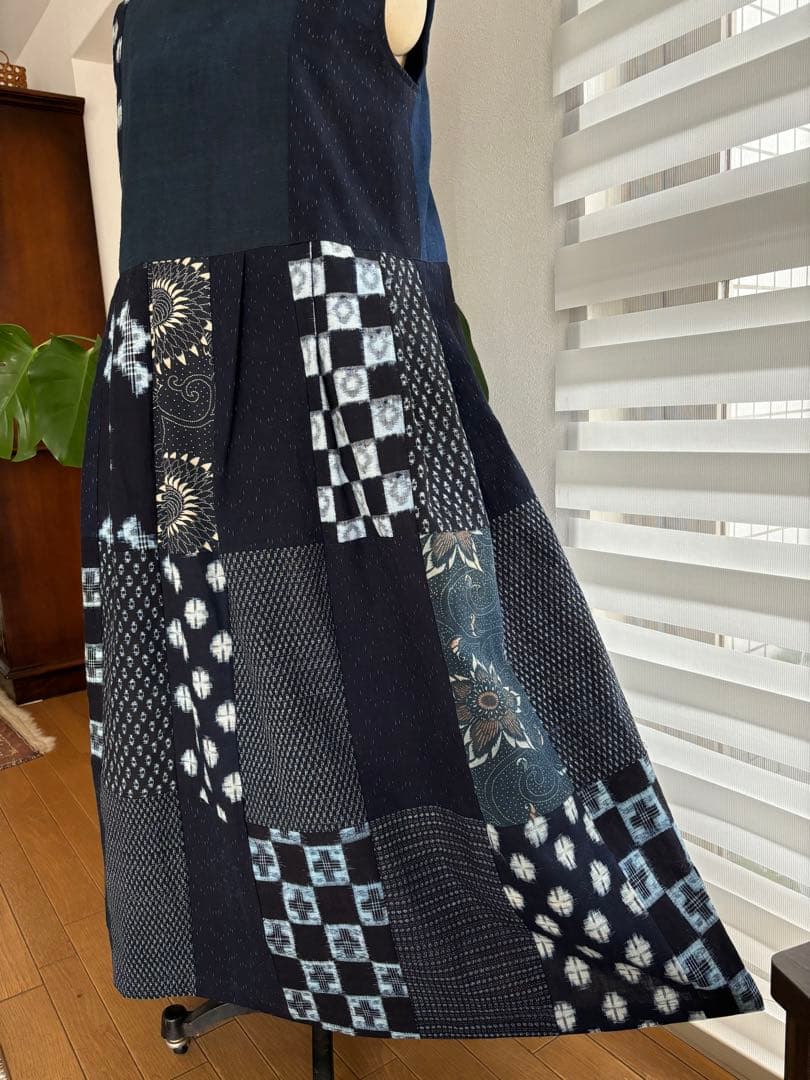 貴重な藍木綿絣を繋ぎ大人可愛いジャンバースカートに