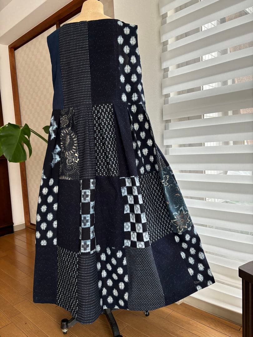 貴重な藍木綿絣を繋ぎ大人可愛いジャンバースカートに