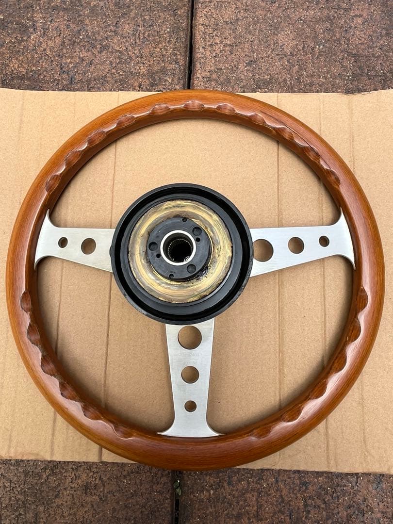 三本スポーク ステアリングホイール