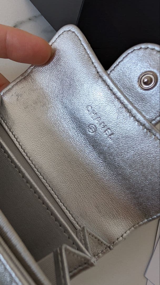CHANEL シャネル メタリックシルバー キルティング 財布 カード 名刺