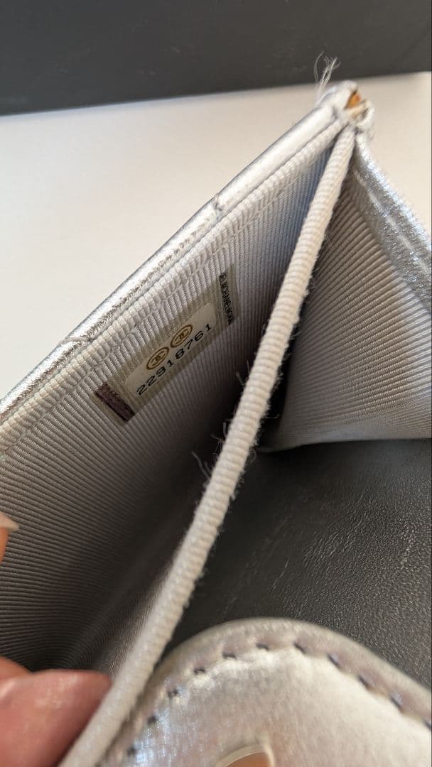CHANEL シャネル メタリックシルバー キルティング 財布 カード 名刺