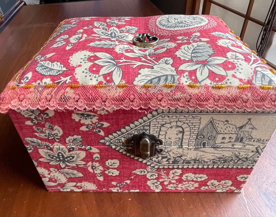 カルトナージュ裁縫箱(中)イギリス生地　アンティークレースとビーズ