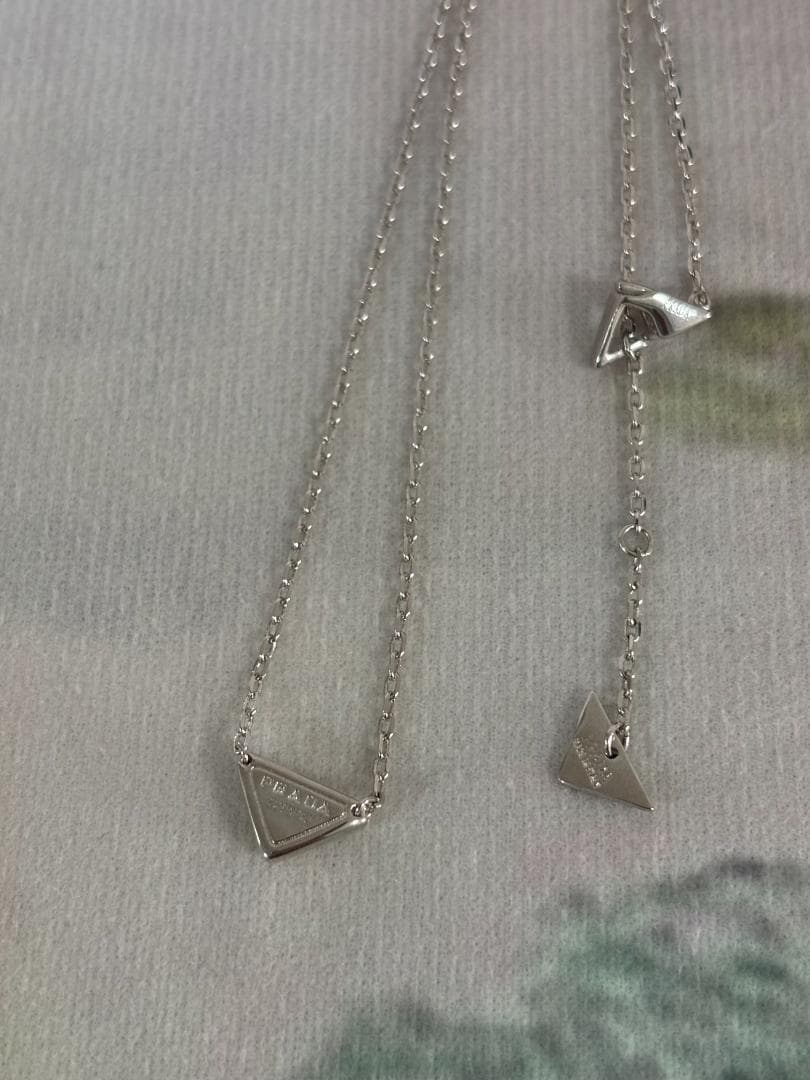プラダ シルバー 三角形ネックレス