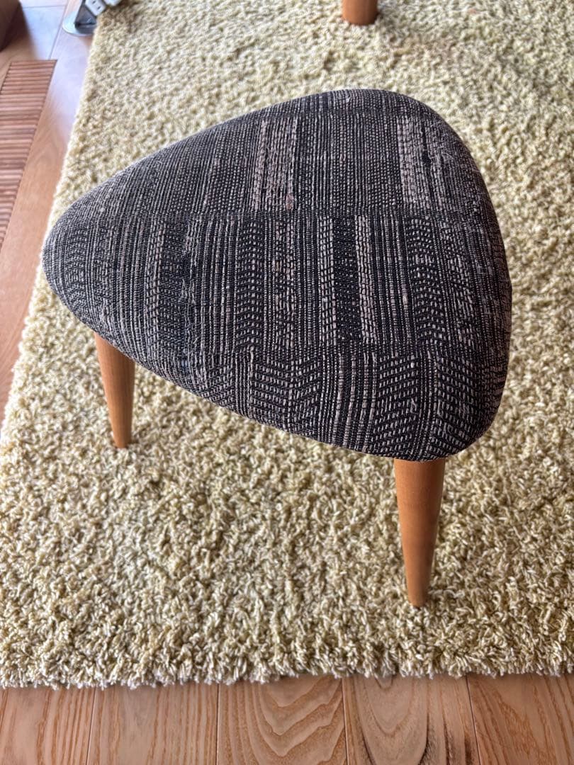 中村好文　三角形布張りスツール ダークトーン