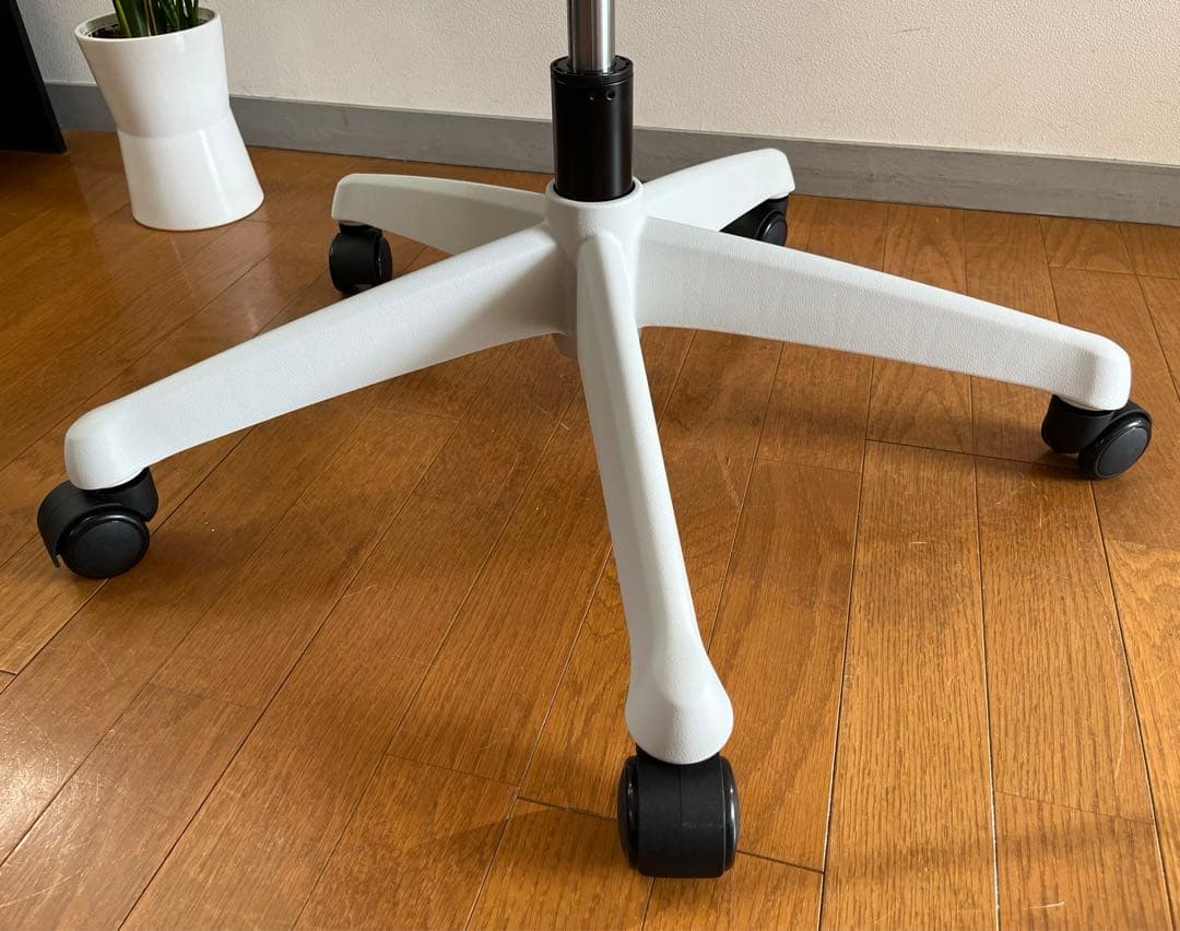 ◆未使用品◆ PLUS BJ チェア　レッド　高機能メッシュチェア　モダン