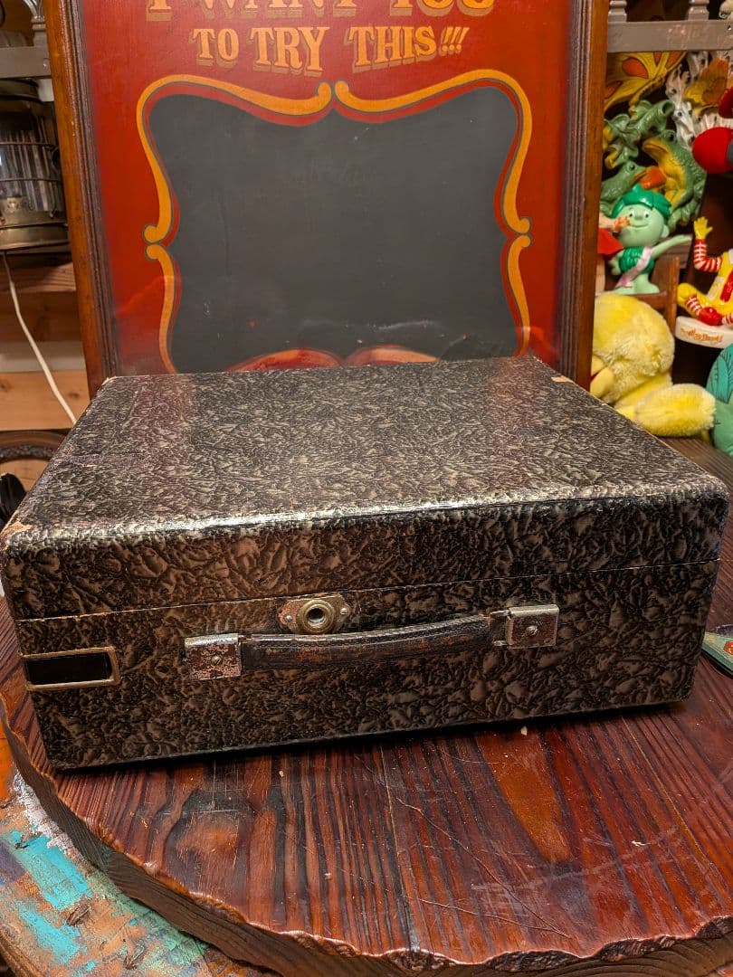 B*A様 パラゴン (Paragon) のポータブル蓄音機です。﻿