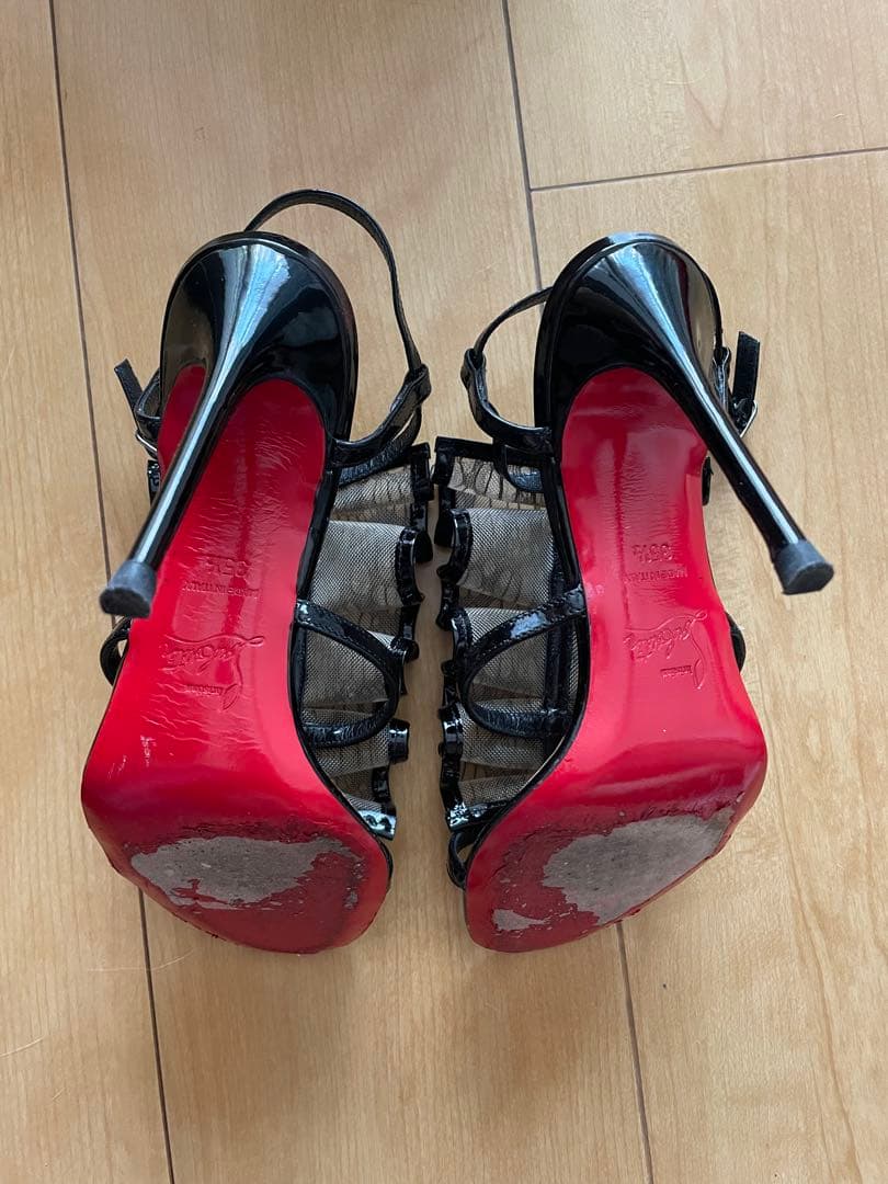 Christian Louboutinの黒エナメル×レースサンダル