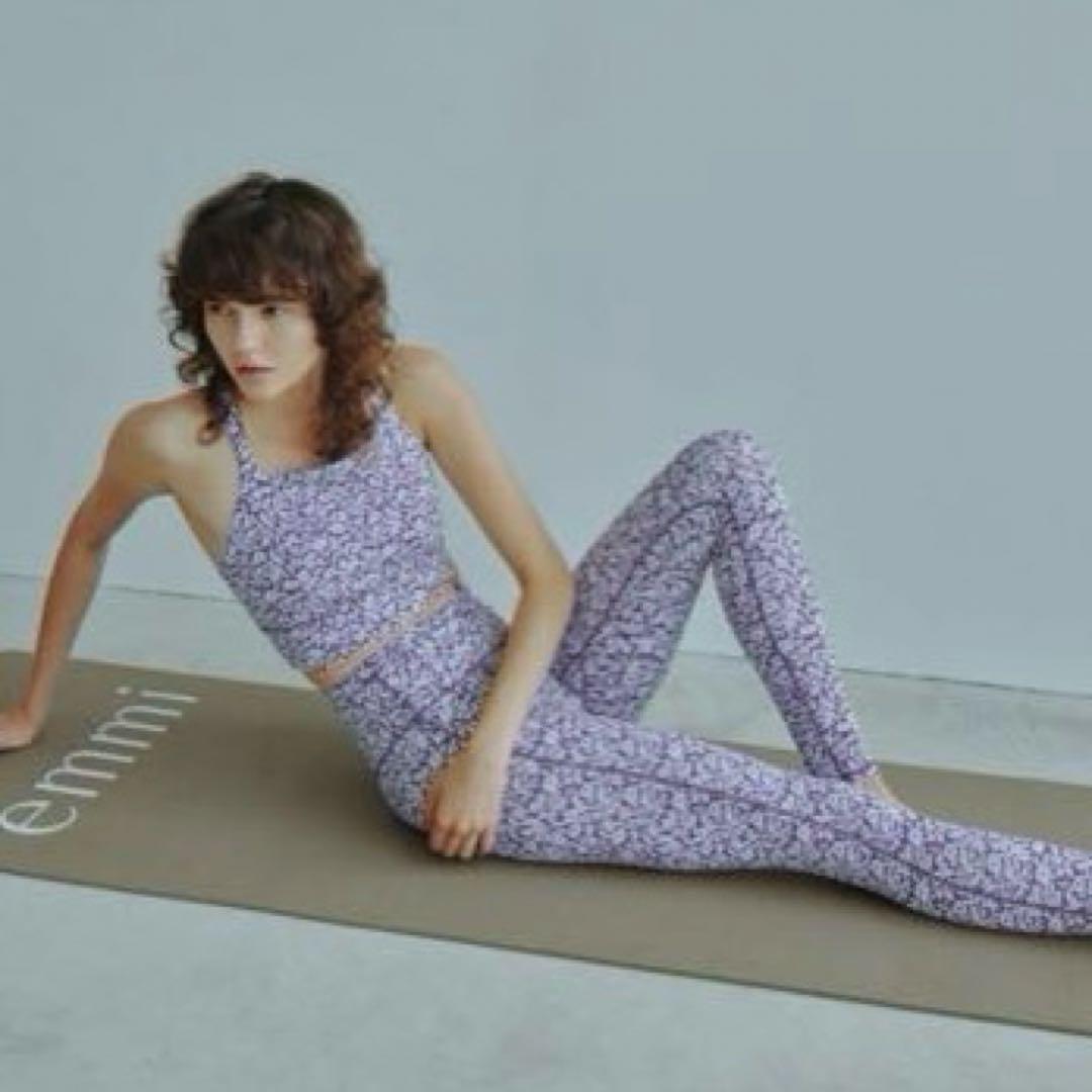 ［極美品］emmiyoga ヨガウェアセットアップ　花柄パープル ピラティス