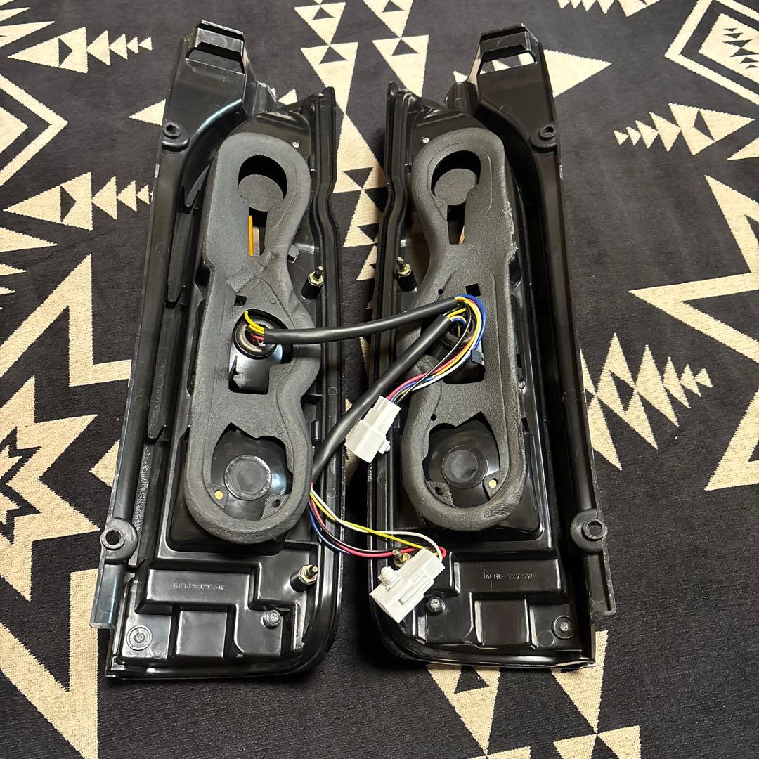 ハイエース 200系　テールランプ LED HELIOS ヘリオス　左右セット