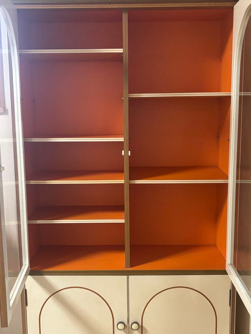 昭和レトロポップ　食器棚 アーチ型ガラス扉　オレンジ