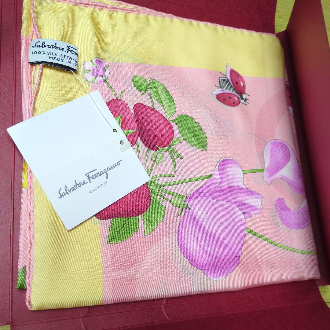 Salvatore Ferragamo シルクスカーフ　花柄　新品未使用