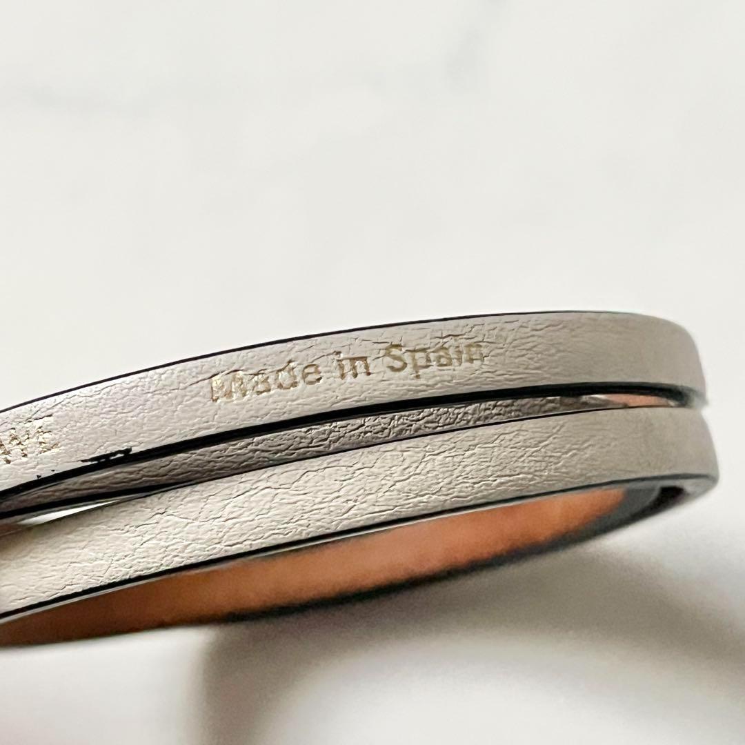 ロエベ アナグラム ツイストバングル カーフ ブレスレット レザー ホワイト