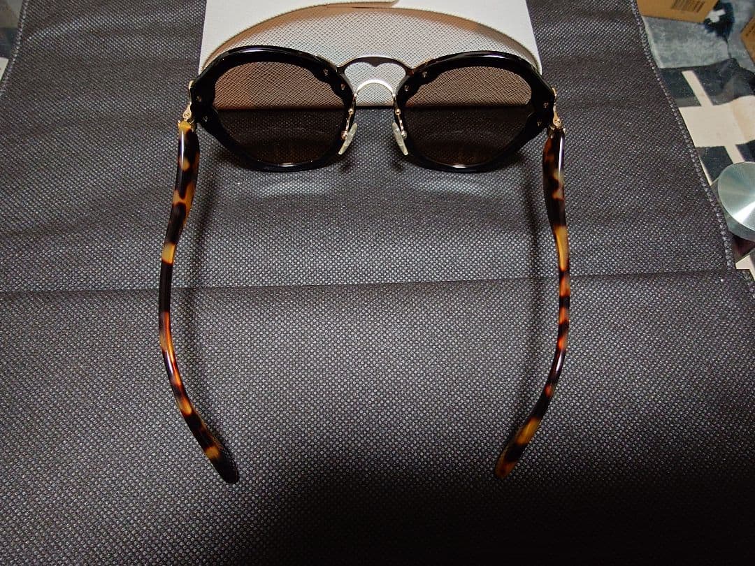 U*R様 hyde着 類似モデルPRADA ラウンド型サングラス ブラック/ブラ