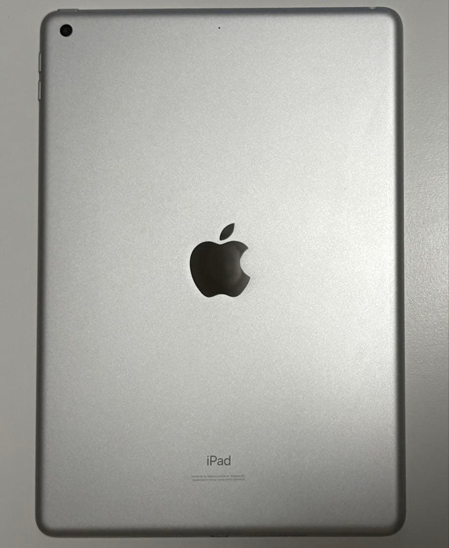 iPad 第7世代 128GB シルバー 本体 + 純正キーボードカバー付き