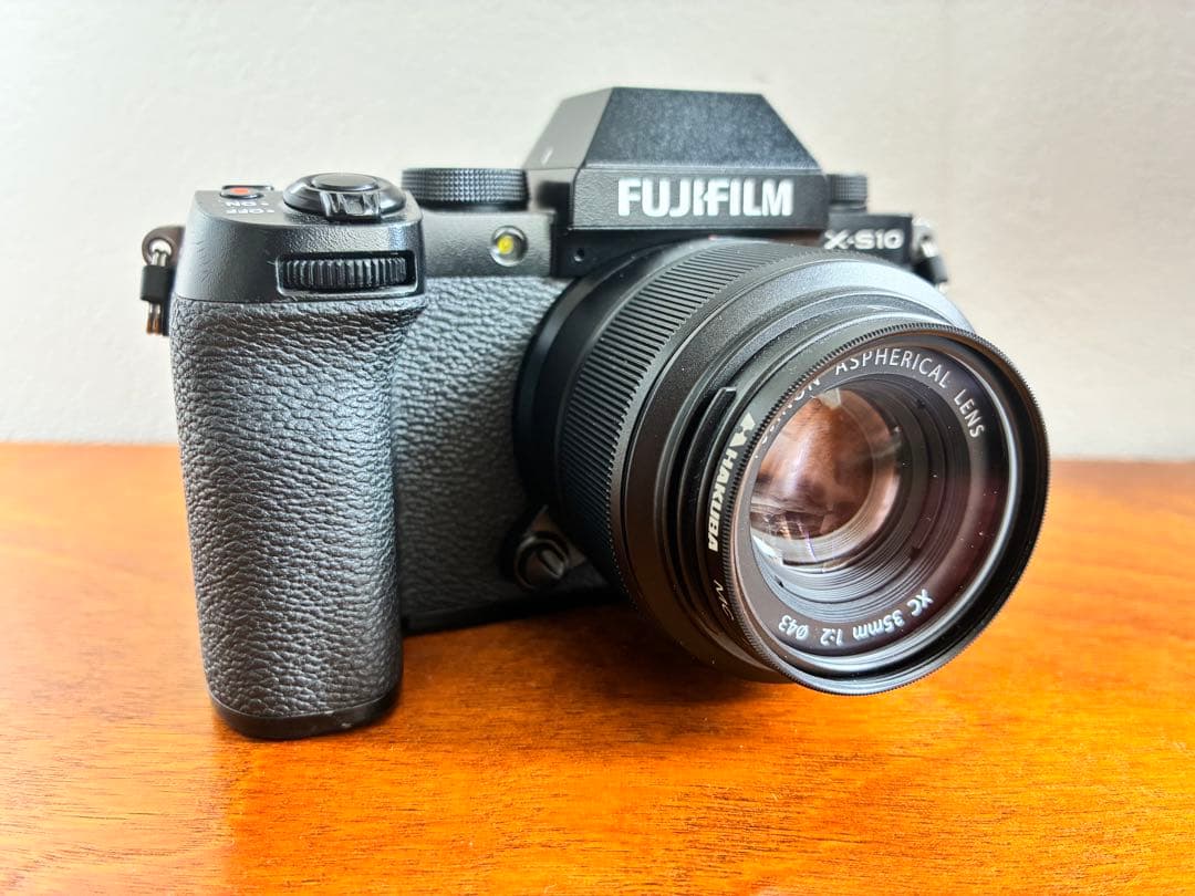X-S10 (カメラ本体) , XC35mmF2 (レンズ)