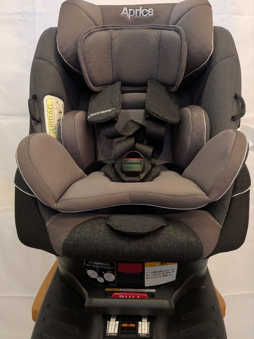 アップリカ　クルリラプレミアムチャイルドシート　革、布シート保護マット市販品付