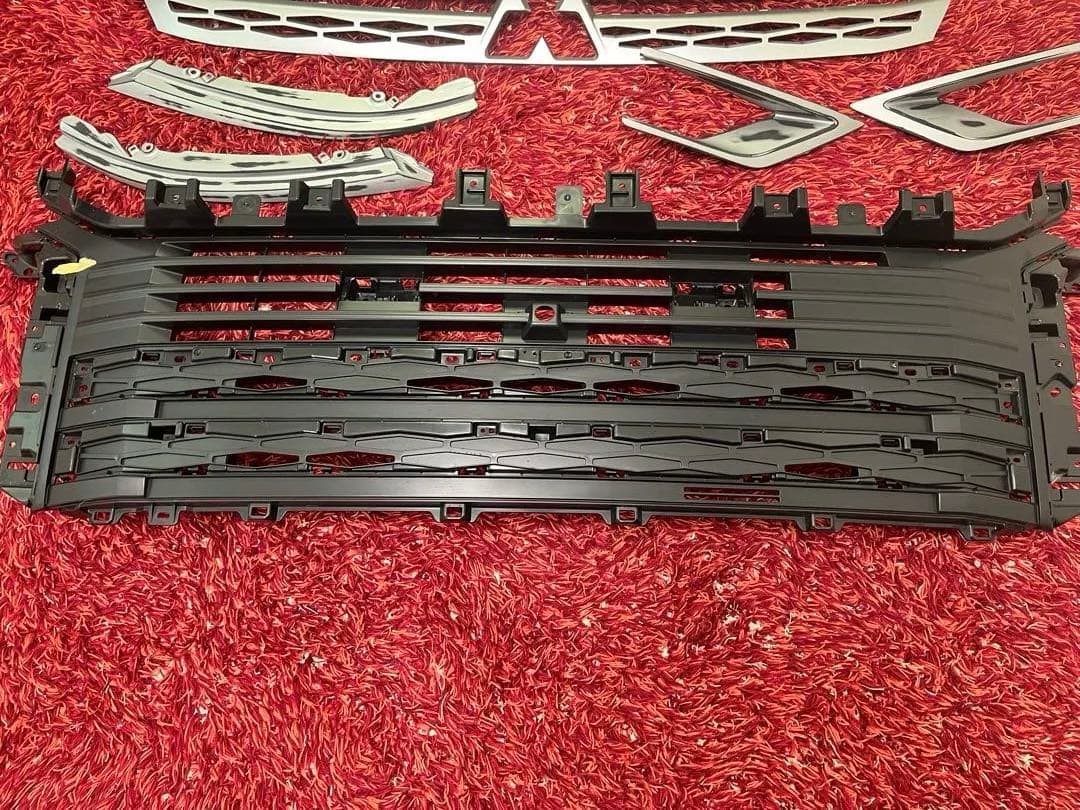 デリカD5純正 標準フロントグリル