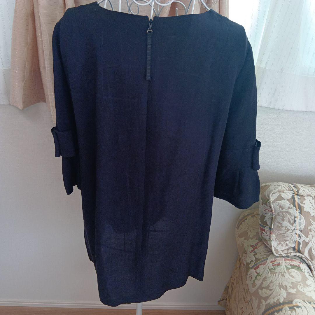 TO BE CHIC44 ネイビー 五分袖チュニックリボンパールボタン