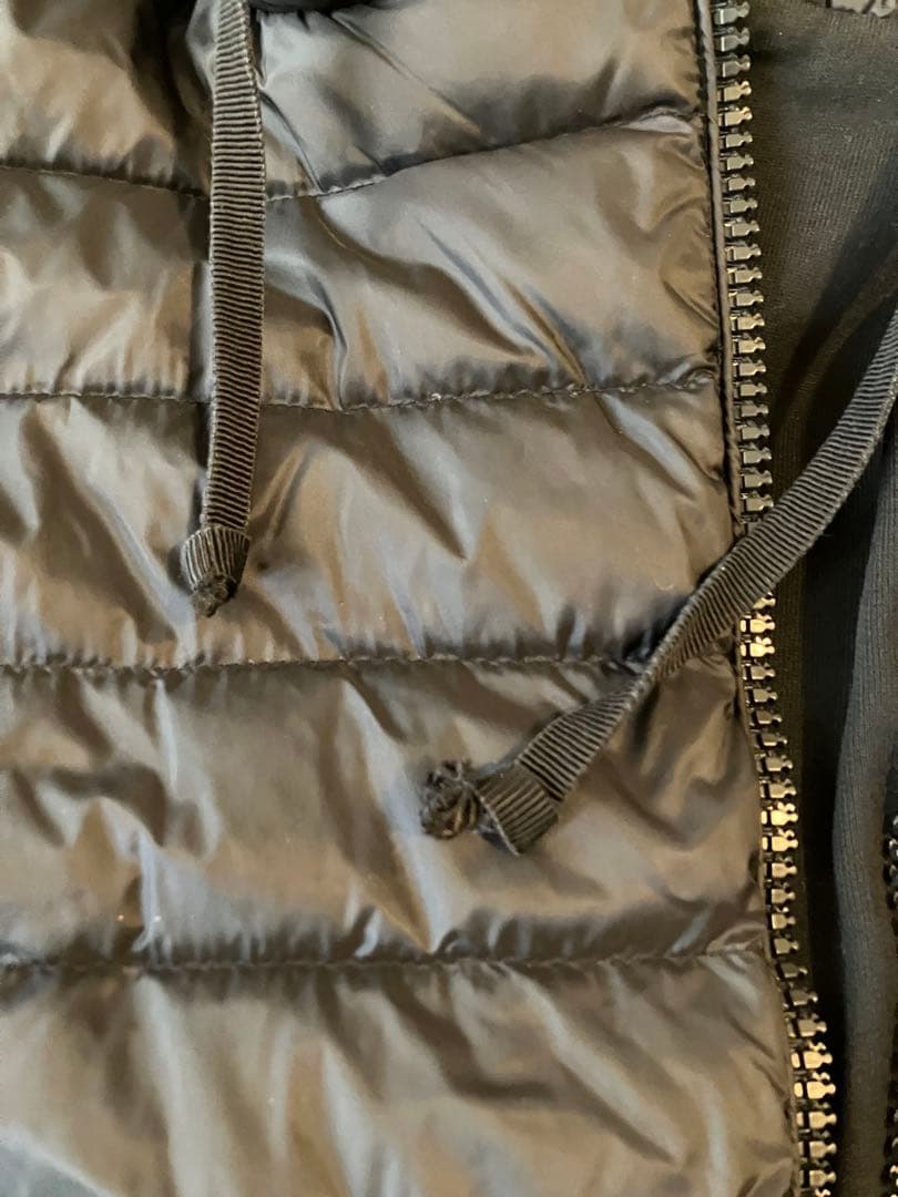 Moncler モンクレール　ダウンとコンビのパーカー　斜めジップ
