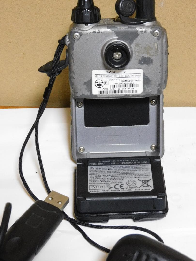 STANDARD製50/144/430MHz帯アマチュア無線ハンディ機VX-7