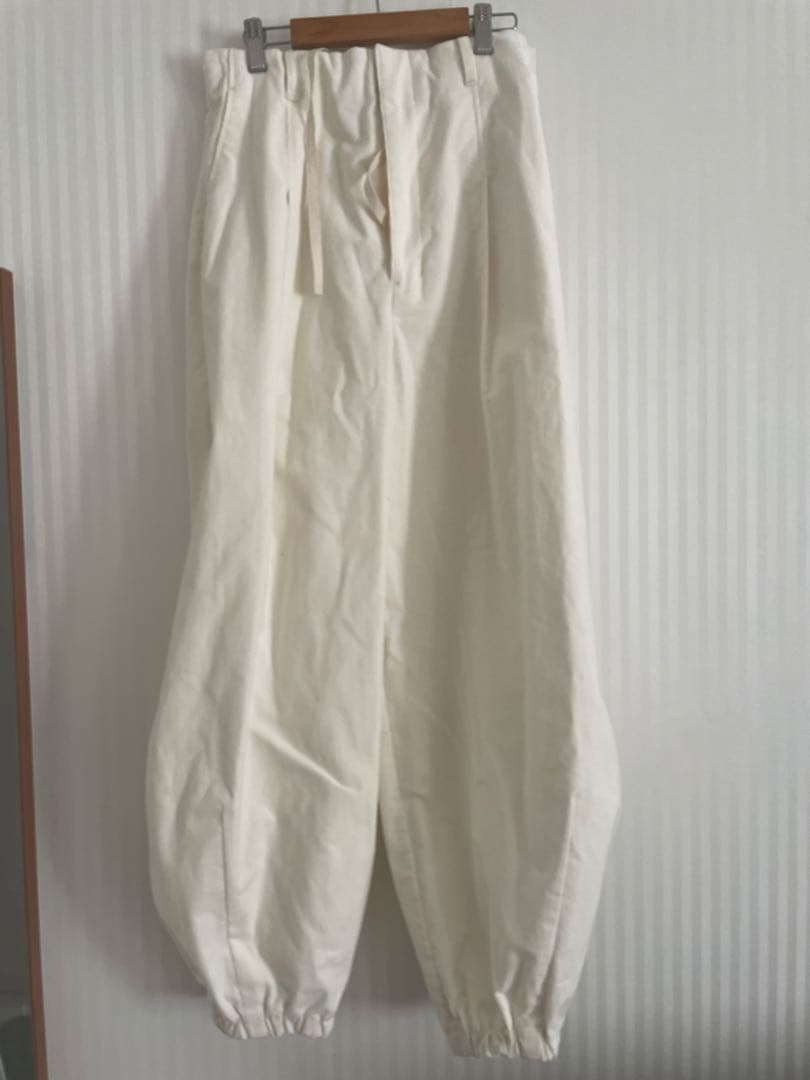 新品未使用　ETRE コーデュロイカーブジョガーパンツ　ホワイトs