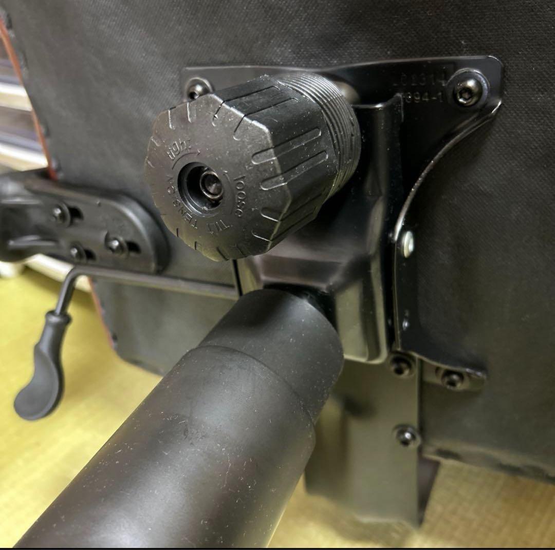 肘付きオフィスチェア　ブラウン